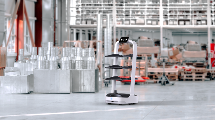 robot camarero pudubot en una fábrica