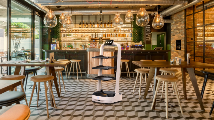 robot camarero pudubot en un bar