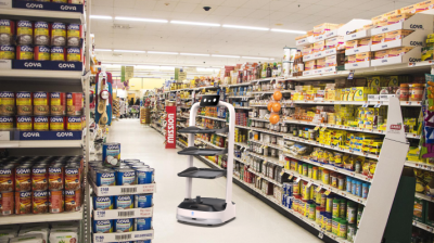 robot camarero pudubot en un supermercado